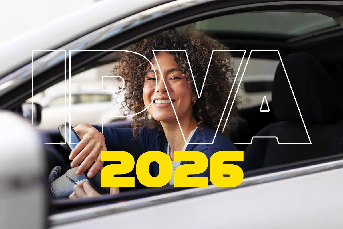 Mulher sorridente ao volante de um carro com a inscrição “IPVA 2026” sobre a imagem.