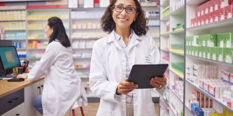 Farmacêutica utilizando tecnologia para gestão de medicamentos, destacando inovação no setor de Farmácia.