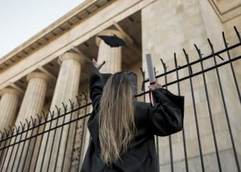 Estudante formada em Direito comemorando a graduação, representando o objetivo de ingressar nas melhores faculdades públicas pelo Enem.