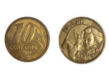 Fotografia das duas faces de uma moeda de 10 centavos de Real dourada, ano 2010. À esquerda, o reverso com o valor "10" e estrelas. À direita, o anverso com a efígie de Dom Pedro I e a palavra "Brasil".