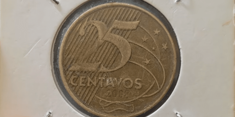 Close-up de uma moeda de 25 centavos de 2008 guardada em um suporte de proteção branco (coin holder), destacando o número 25 e o ano de cunhagem sobre o fundo dourado.