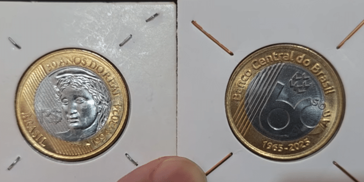 Duas moedas de 1 real raras protegidas em suportes de papel branco: à esquerda a edição de 30 Anos do Real (1994-2024) e à direita a de 60 Anos do Banco Central (1965-2025).