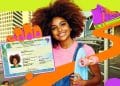Jovem com a nova Carteira de Identidade Nacional em arte colorida do governo federal