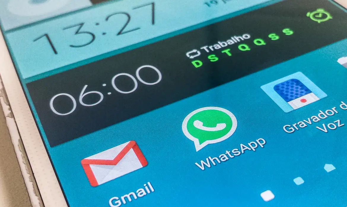 Tela de celular exibe ícones do Gmail, WhatsApp, Gravador de Voz e alarme, com ênfase no aplicativo atualizado do WhatsApp