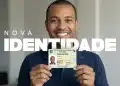 Homem segurando a nova Carteira de Identidade Nacional (CIN) do Brasil.