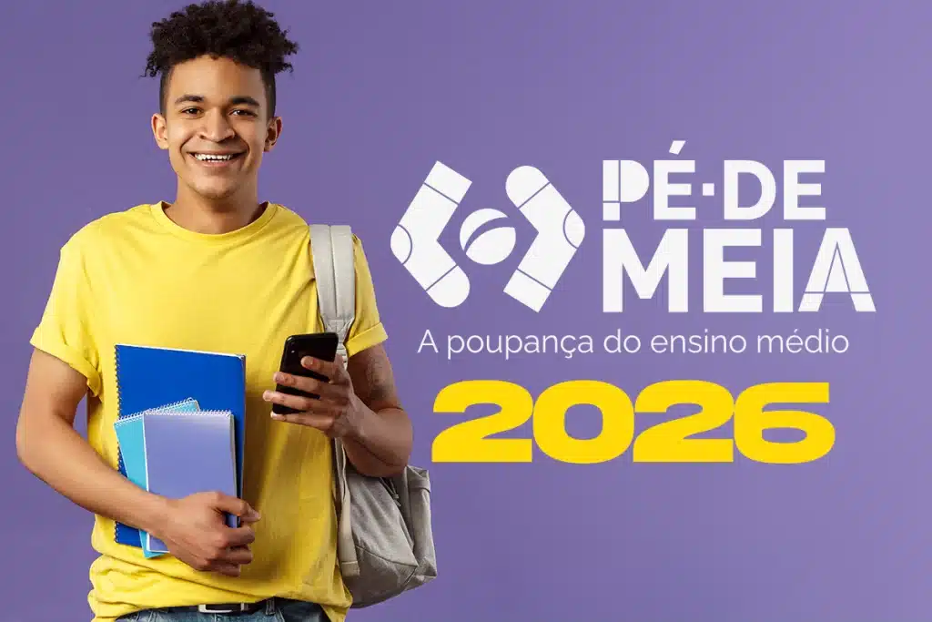 Rapaz jovem sorridente vestindo camiseta amarela e mochila cinza, segurando cadernos azuis e um celular. Ao fundo roxo, destaca-se o logotipo oficial "Pé-de-Meia: A poupança do ensino médio" acompanhado do número "2026" em amarelo vibrante.