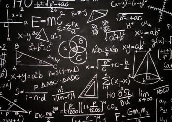 Fundo de lousa negra preenchido com fórmulas matemáticas, diagramas de Venn, triângulos e equações escritas em giz branco. Atmosfera de estudo avançado e desafios lógicos.