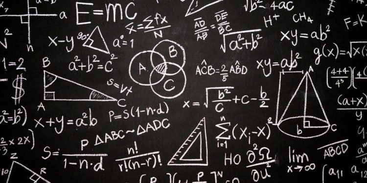 Fundo de lousa negra preenchido com fórmulas matemáticas, diagramas de Venn, triângulos e equações escritas em giz branco. Atmosfera de estudo avançado e desafios lógicos.