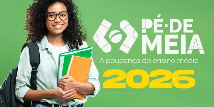 Estudante de óculos e cabelos cacheados sorrindo, segurando cadernos, ao lado da logomarca oficial Pé-de-Meia 2026 com o texto "A poupança do ensino médio".