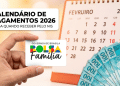 Mão segurando cartão Bolsa Família diante de calendário fevereiro 2026 e notas de R$ 100