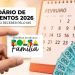 Mão segurando cartão Bolsa Família diante de calendário fevereiro 2026 e notas de R$ 100