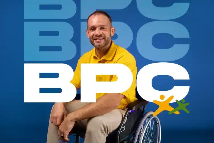 Homem sorrindo em uma cadeira de rodas com destaque para o BPC (Benefício de Prestação Continuada), representando os pagamentos do benefício entre os dias 2 e 6 de março de 2026.