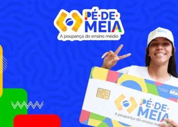 Imagem promocional do Sistema Pé-de-Meia 2026, com jovem segurando cartão e fazendo gesto de paz. Logo do sistema e slogan 'A poupança do ensino médio' visíveis.
