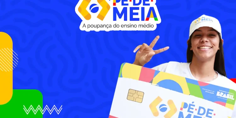 Imagem promocional do Sistema Pé-de-Meia 2026, com jovem segurando cartão e fazendo gesto de paz. Logo do sistema e slogan 'A poupança do ensino médio' visíveis.