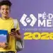 Aluno do ensino médio com mochila e cadernos ao lado da identidade visual do programa Pé-de-Meia 2026.