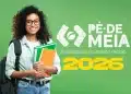 Estudante jovem com mochila e cadernos sorrindo em frente a um fundo verde. Ao lado dela, o logotipo do programa "Pé-de-Meia: A poupança do ensino médio" e o ano "2026" em destaque amarelo.