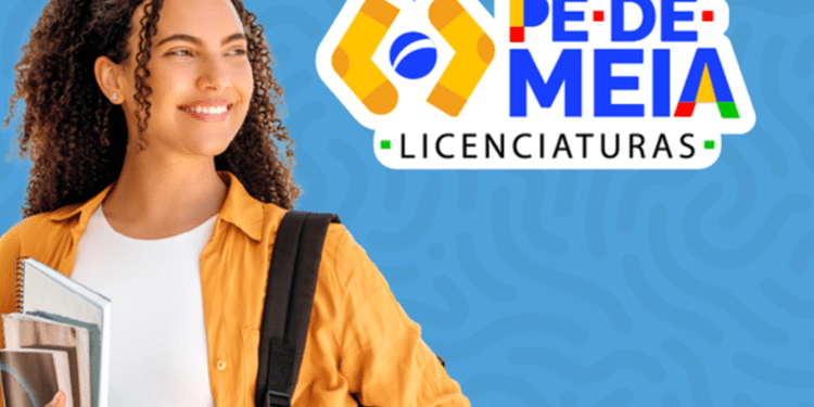 Jovem segurando cadernos e mochila sorri com logo do Pé-de-Meia Licenciaturas ao fundo azul.