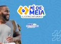 Homem sorrindo com caderno, promovendo o programa Pé-de-Meia Licenciaturas 2026, destacando a oportunidade de inscrição.