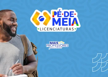 Homem sorrindo com caderno, promovendo o programa Pé-de-Meia Licenciaturas 2026, destacando a oportunidade de inscrição.