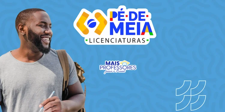 Homem sorrindo com caderno, promovendo o programa Pé-de-Meia Licenciaturas 2026, destacando a oportunidade de inscrição.