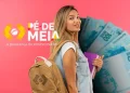Estudante do ensino médio com mochila representa jovens elegíveis aos pagamentos do programa Pé-de-Meia em 2026.