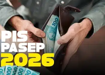Homem mostrando notas de R$ 100 de sua carteira, simbolizando o pagamento do PIS/Pasep 2026.