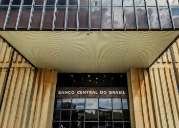 Entrada principal do Banco Central do Brasil com letreiro visível e detalhes arquitetônicos