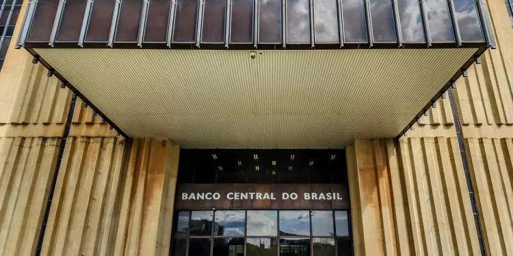 Entrada principal do Banco Central do Brasil com letreiro visível e detalhes arquitetônicos