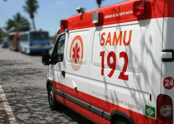 Ambulância do SAMU estacionada em via pública destacando o número 192, relacionada ao novo processo seletivo com salários de até R$ 13,3 mil.
