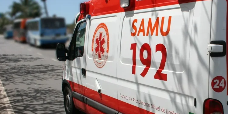 Ambulância do SAMU estacionada em via pública destacando o número 192, relacionada ao novo processo seletivo com salários de até R$ 13,3 mil.