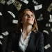 Mulher executiva sorrindo enquanto notas de dólar caem ao redor, simbolizando carreiras de alta remuneração.