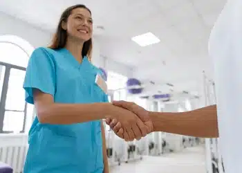 Profissional de saúde cumprimentando paciente, representando as profissões mais seguras no Brasil.