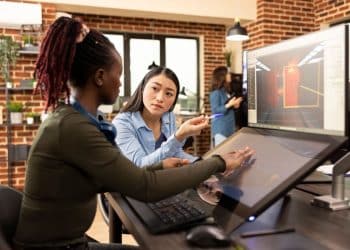 Profissionais trabalhando em um ambiente colaborativo, discutindo e criando soluções com tecnologia de IA.