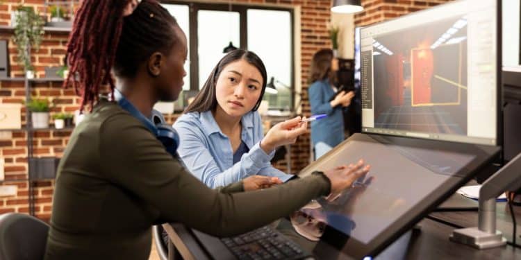 Profissionais trabalhando em um ambiente colaborativo, discutindo e criando soluções com tecnologia de IA.