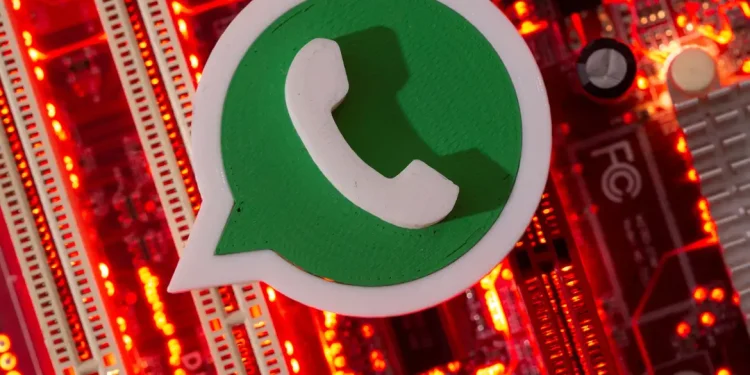 Logotipo do WhatsApp em 3D posicionado sobre placa-mãe com luzes vermelhas acesas, alertando sobre o perigo de crianças e adolescentes expostos em redes sociais