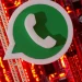 Logotipo do WhatsApp em 3D posicionado sobre placa-mãe com luzes vermelhas acesas, alertando sobre o perigo de crianças e adolescentes expostos em redes sociais