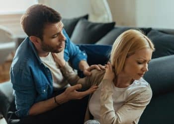 Casal em conflito evidenciando uso de frases tóxicas que prejudicam diálogo e relacionamento