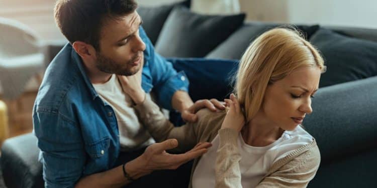 Casal em conflito evidenciando uso de frases tóxicas que prejudicam diálogo e relacionamento