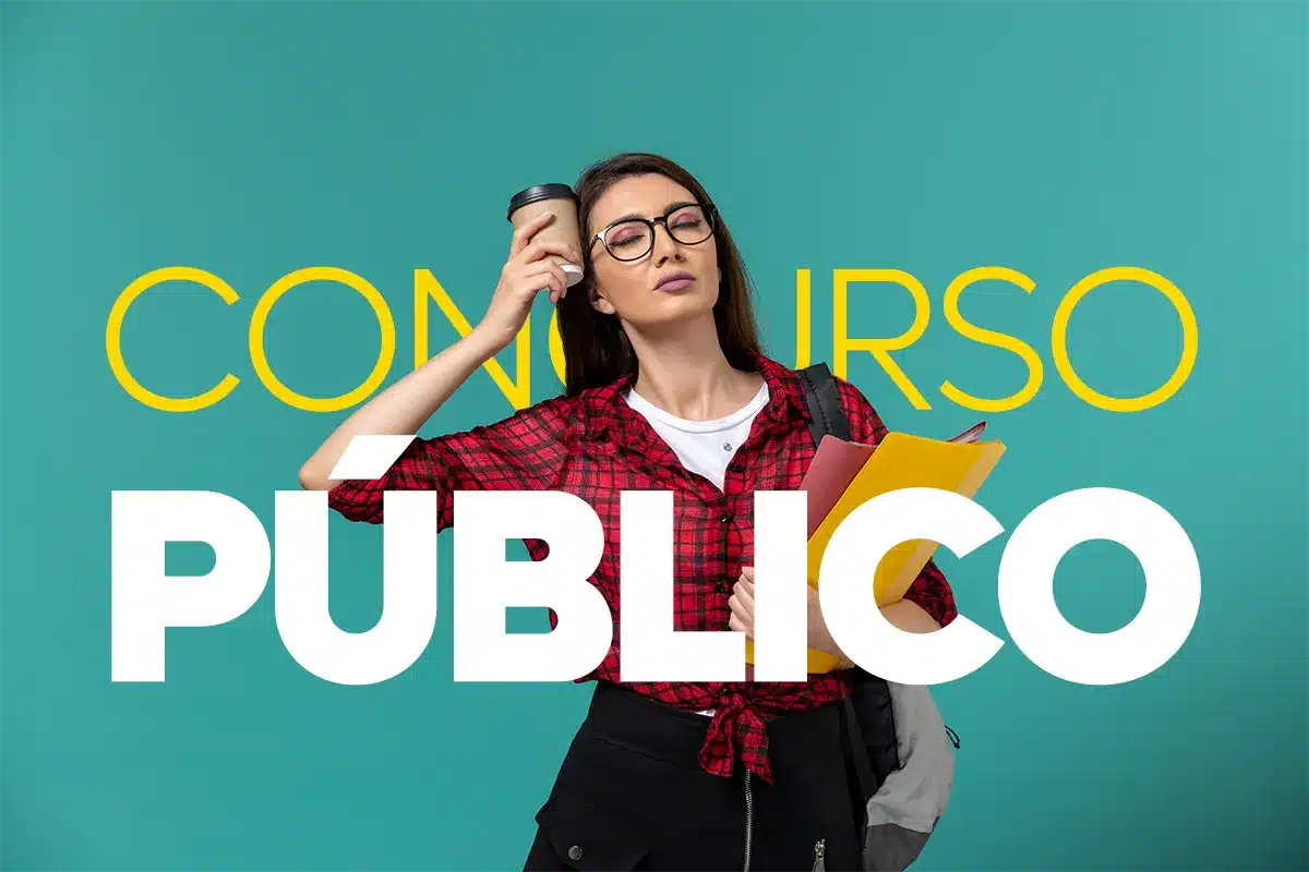 Mulher jovem com óculos e camisa xadrez vermelha, segurando pastas coloridas e um copo de café, com expressão de cansaço. Ao fundo azul, o texto "CONCURSO PÚBLICO" está escrito em amarelo e branco.