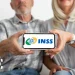 Casal de idosos segurando celular com logotipo do INSS durante retomada dos serviços do Meu INSS.