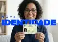 Mulher sorrindo enquanto segura a nova Carteira de Identidade Nacional do Brasil com a legenda 'Nova Identidade'.