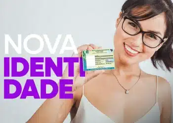 Mulher sorrindo e segurando a nova Carteira de Identidade Nacional (CIN), destacando a prorrogação da emissão gratuita no SAC.