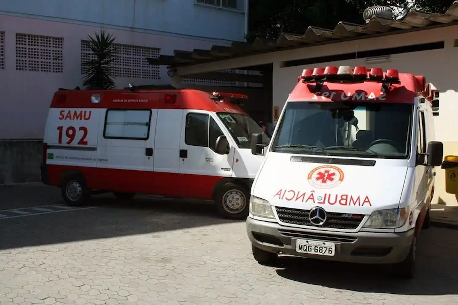Ambulâncias do SAMU estacionadas em base operacional, ilustrando informações sobre como se inscrever no processo seletivo.