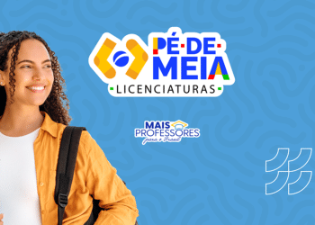 Estudante universitária sorrindo com livros e logo do Pé-de-Meia Licenciaturas