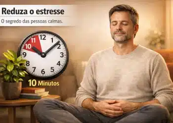 omem sentado com olhos fechados meditando ao lado de relógio marcando 10 minutos