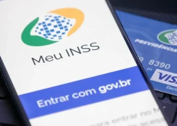 Imagem do simulador do INSS acessado pelo celular com cartão magnético da Previdência Social.