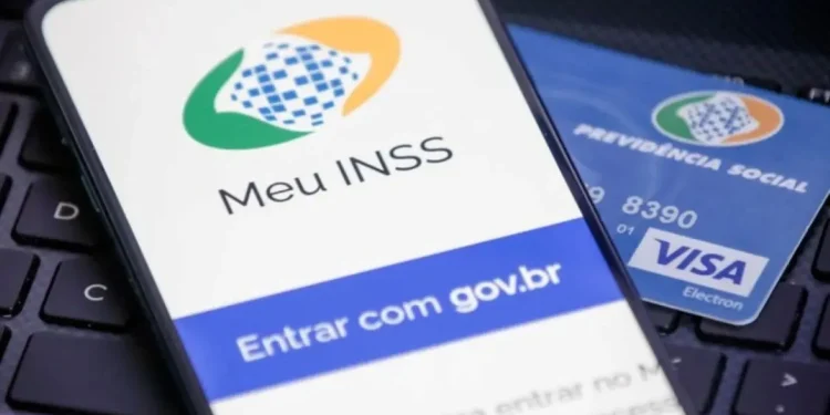 Imagem do simulador do INSS acessado pelo celular com cartão magnético da Previdência Social.