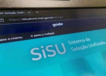 Close da tela de um computador exibindo o site oficial do Sisu (sisualuno.mec.gov.br) com o logotipo do Governo Federal ao fundo.
