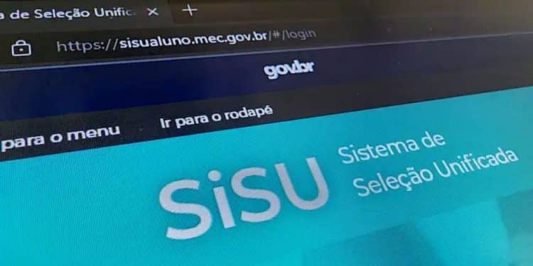 Close da tela de um computador exibindo o site oficial do Sisu (sisualuno.mec.gov.br) com o logotipo do Governo Federal ao fundo.