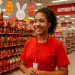 Funcionária sorridente em loja decorada para a Páscoa